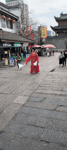 商业街上唱戏的演员